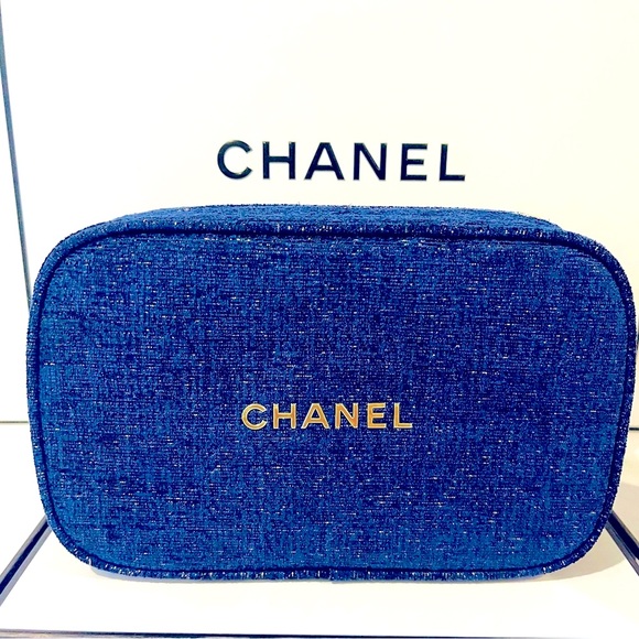 Chanel Holiday Makeup set - Picture 6 of 13